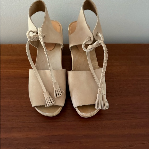 Bryr Beige Suede Clog size 39 or 8.5/9 - Picture 1 of 9